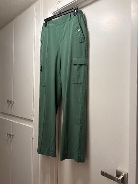 Athleta “Vienna” cargo pants - green - size 8